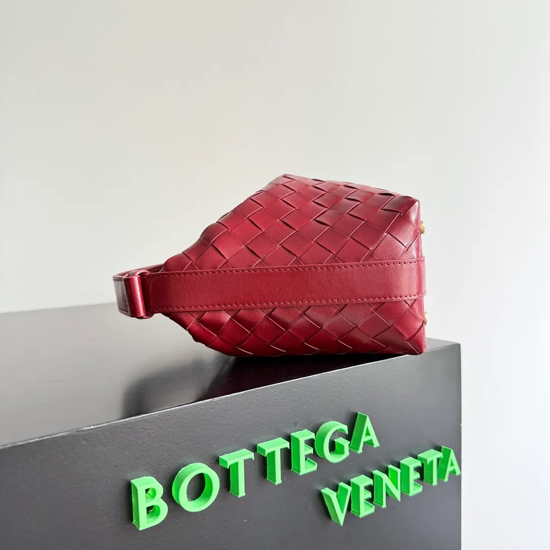 Batch 1360 It is predicted that BV Bottega’s lunch bag will be popular again this year. The entire bag is made of top nappa lambskin, which is very soft and lightweight. It also uses the intrecciato weaving process that the two founders spent several months developing from the beginning of the brand. It is completely hand-woven by Italian craftsmen. It perfectly reflects the craftsmanship of Bottega. The entire bag shape is also a very practical and popular lunch box bag type. The slightly curved arc of the bag mouth can also better fit our wrists. Style number: 754443 Size: 22*13*9cm